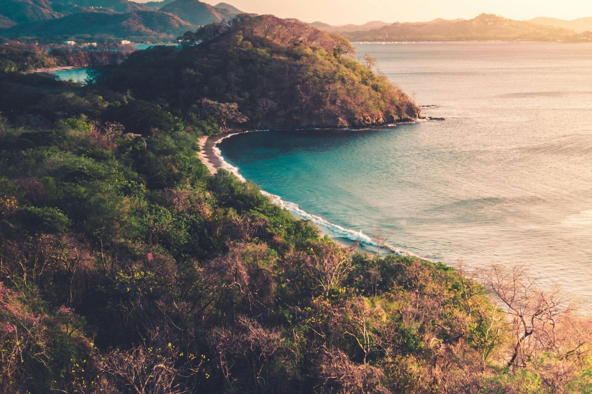  Baía da Costa Risca: Um Paraíso Natural 