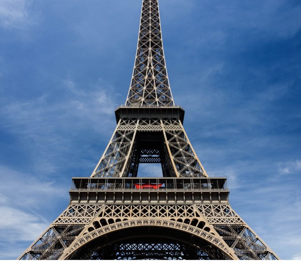 "Descubra as 7 Maravilhas do Mundo: A Torre Eiffel e suas Curiosidades !"